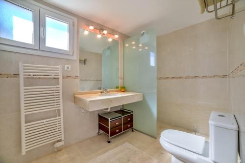 uma casa de banho com um lavatório e um WC em OASIS BEACH MASCARAT em Altea
