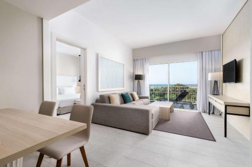 Télévision ou salle de divertissement dans l'établissement Radisson Blu Residences, Saidia