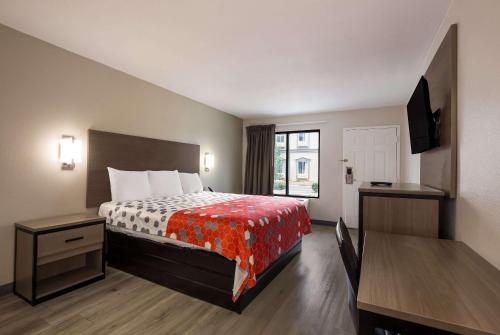 Habitación de hotel con cama y ventana en Econo Lodge, en Mobile