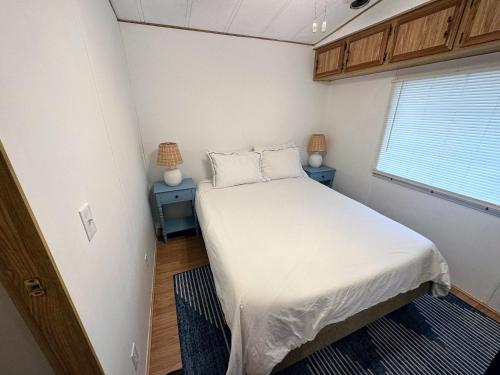 Ein Bett oder Betten in einem Zimmer der Unterkunft 15 min to Disney World, Self-check-in, Full Kitchen