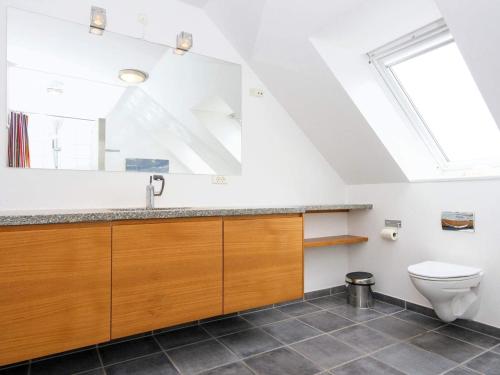 ein Bad mit einem WC und einem Dachfenster in der Unterkunft Holiday home Grenaa XLIX in Grenå