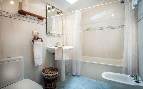 Et badeværelse på Apartamentos El Pradón de Santa Marina