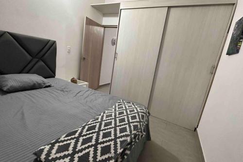 1 dormitorio con 1 cama grande y armario en Stefi house en Belén la mota Wifi en Medellín