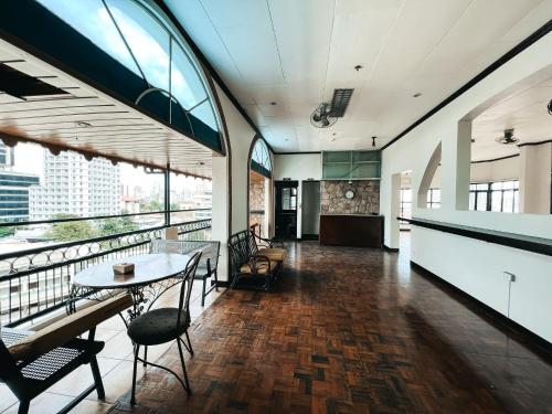 a cafeteria with a table and chairs in a building at Fuente Hotel de Cebu in Cebu City