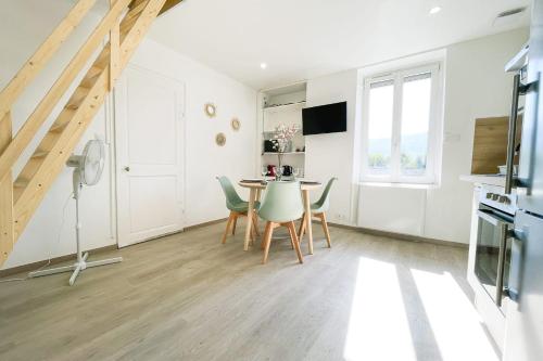 une cuisine et une salle à manger avec une table et des chaises dans l'établissement #FT Le Duplex Quiet & Renovated, à Grenoble
