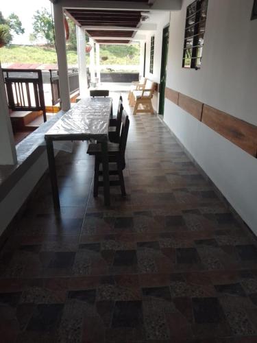 a dining room with a table and chairs at Alojamiento Rural - La Perla in Filandia