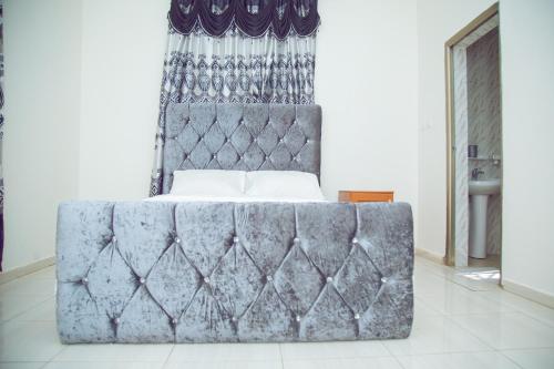 1 dormitorio con 1 cama extragrande frente a una ventana en SeneGambia Beach Apartment, en Amdalai
