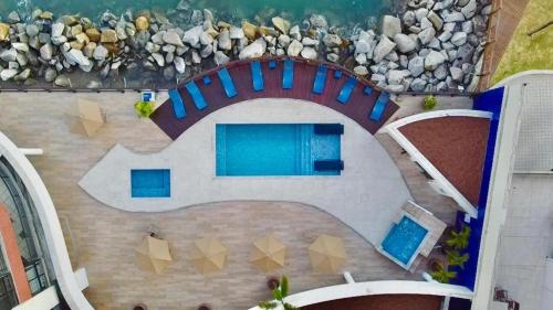 an overhead view of a swimming pool in a backyard at Flat Iate in Fortaleza