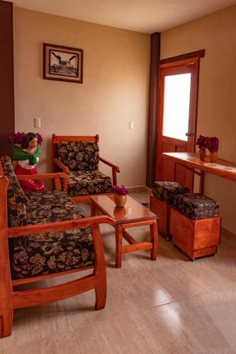 聖克里斯托瓦爾－德拉斯卡薩斯的住宿－Herrera Arte B&B，客厅配有两把椅子和一张桌子