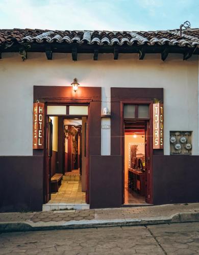 聖克里斯托瓦爾－德拉斯卡薩斯的住宿－Herrera Arte B&B，两扇门的建筑物外墙