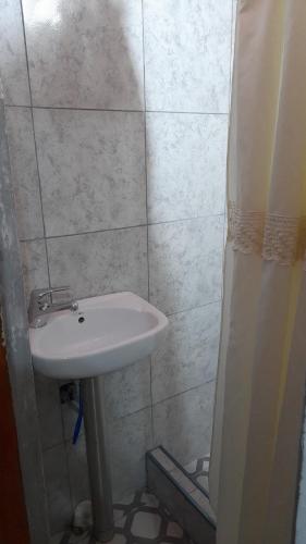 y baño con lavabo y ducha. en EnmicasaSSJ-Rosario en Rosario