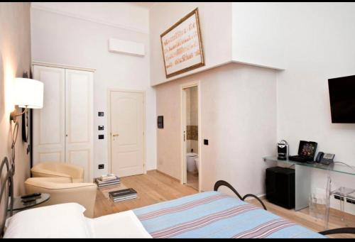 Ein weißes Zimmer mit einem Bett und einem Wohnzimmer. in der Unterkunft Luxury Ripetta 2 in Rom