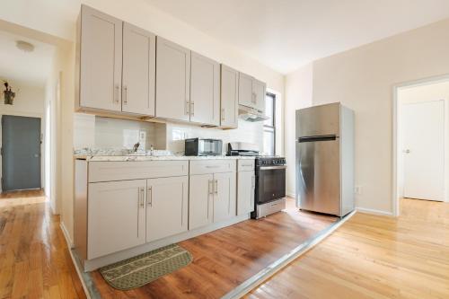 Dapur atau dapur kecil di Empire Blvd Guest House