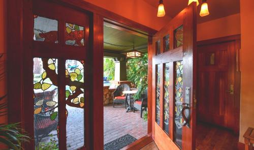 una entrada a una casa con vidrieras en Blackbird Inn, en Napa