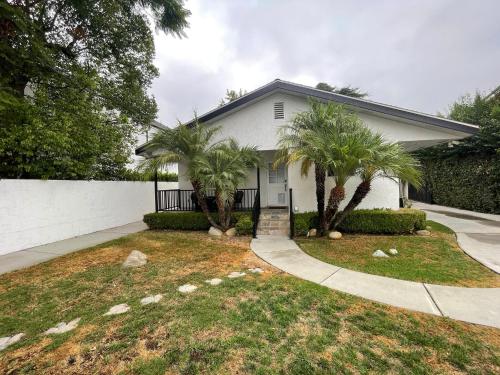 Un jardín fuera de Charming Bright Traditional Home in Sherman Oaks