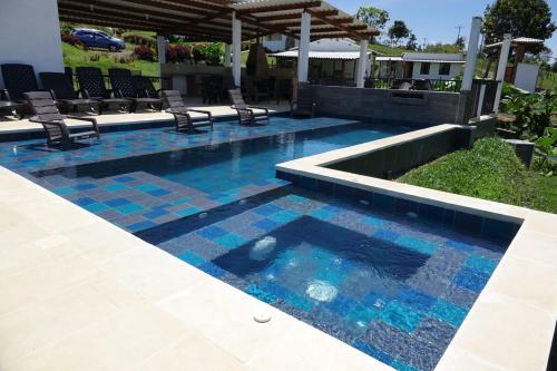 una piscina con pavimento piastrellato blu e piscina con piscina di Finca Las Aguas a Calima