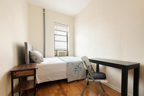 Katil atau katil-katil dalam bilik di Empire Blvd Guest House