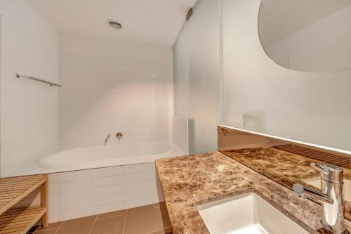 Ванна кімната в St Falls Penthouse West 401