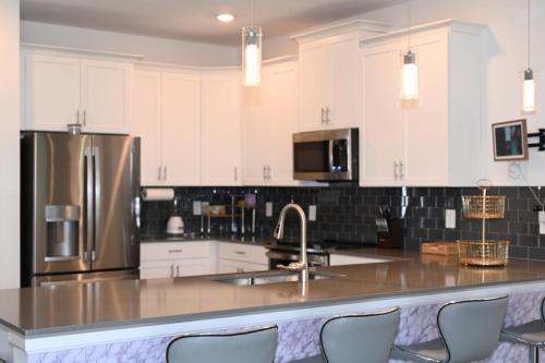 Una cocina o zona de cocina en Luxurious 8-Room Oasis near Disney