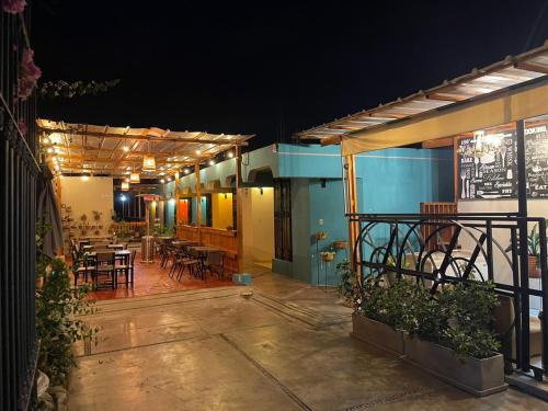 un patio avec tables et chaises dans un bâtiment dans l'établissement Entre Cava y Cata, à Ica