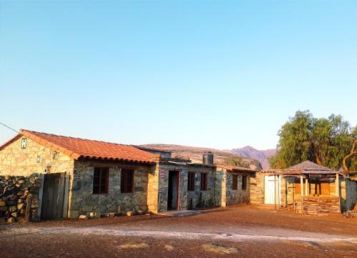 an old stone house on the side of a road at Samary -wasi maragua in Estancia Chaunaca