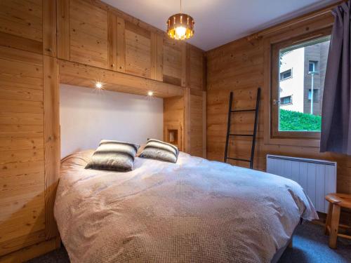 1 dormitorio con 1 cama con 2 almohadas en Appartement Méribel, 4 pièces, 8 personnes - FR-1-180-596 en Les Allues