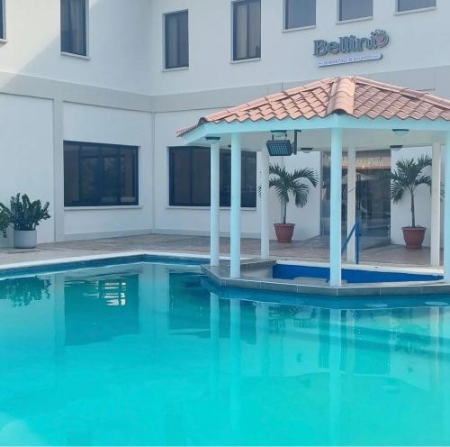 einen Pool mit einem Pavillon vor einem Gebäude in der Unterkunft Casa dentro del Campo de Golf in Comayagua