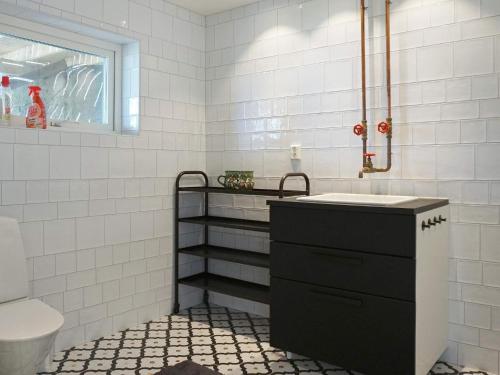 ein Badezimmer mit Waschbecken und Toilette in der Unterkunft 4 star holiday home in STRÖMSTAD-By Traum in Strömstad