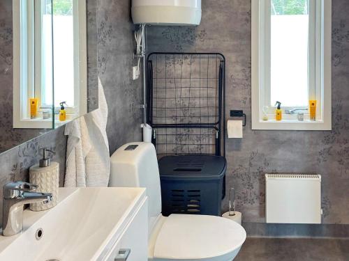 y baño con aseo y lavamanos. en Holiday home Grebbestad XII en Grebbestad