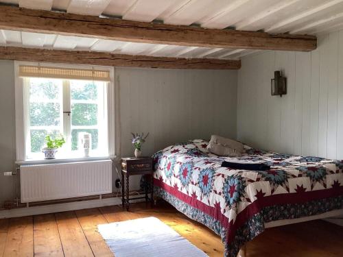 um quarto com uma cama e uma janela em Holiday home Uppsala em Uppsala