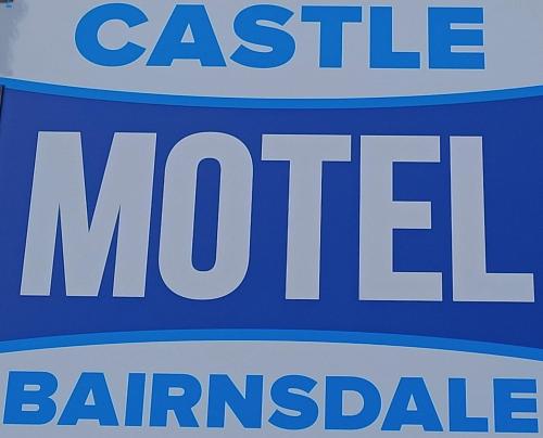 a blue and white sign with the words cashle mire barrientale at Castle Motel Bairnsdale in Bairnsdale