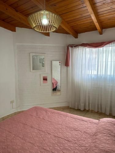 - une chambre avec un grand lit et une fenêtre dans l'établissement Cómodo dúplex en Pasaje Tucumán, à Alta Gracia