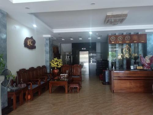 a waiting room with chairs and tables and a lobby at Khách Sạn Sông Hiến in Cao Bằng