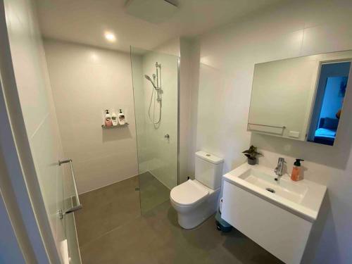 Ένα μπάνιο στο Brand New 2B2B Apt (City, Chinatown, free Parking)