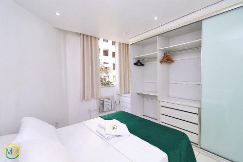 niewielka sypialnia z łóżkiem i oknem w obiekcie Studio com vista lateral para o mar em Copacabana w mieście Rio de Janeiro
