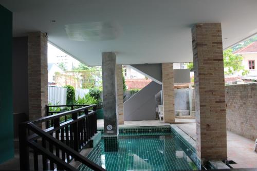 Bazén v ubytování Cokoon Deva Patong Hotel nebo v jeho okolí