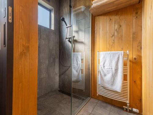 野沢温泉村にあるOguma Houseのガラスドア付きのシャワー付きのバスルーム