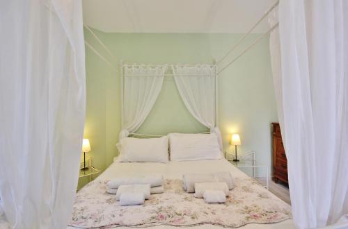 A bed or beds in a room at B&B La Villetta