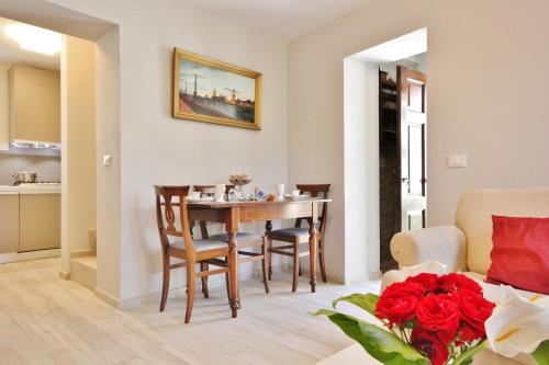 comedor y sala de estar con mesa y sillas en B&B La Villetta, en Dolceacqua