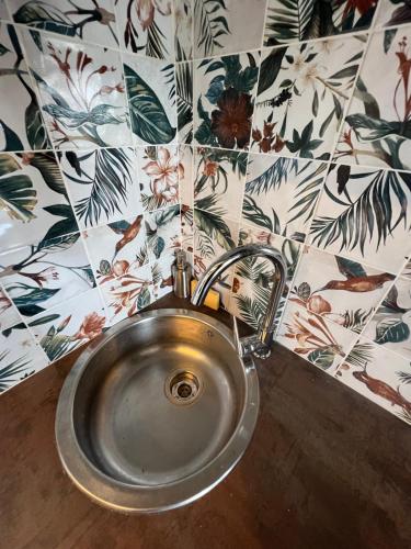 La salle de bains est pourvue d'un lavabo et de carrelage floral. dans l'établissement La Sardineta del Serrallo, à Tarragone