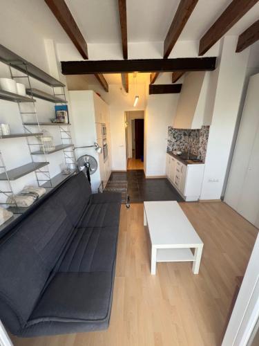 - un salon avec un canapé et une table dans l'établissement La Sardineta del Serrallo, à Tarragone
