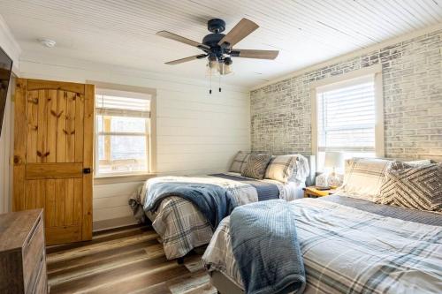 1 dormitorio con 2 camas y ventilador de techo en Riverside Relaxer w/Hot Tub+Fire Pit +Wifi & view, en Franklin