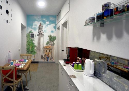 una cucina con bancone e tavolo in una stanza di konak rooms l Skanderbeg Square a Tirana