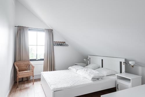 Villa Röd في Habo: غرفة نوم بيضاء بها سرير ونافذة