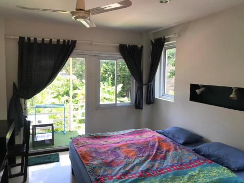 - une chambre avec un lit et 2 fenêtres dans l'établissement Private Lodge Beachside Samui Lamai, à Lamai
