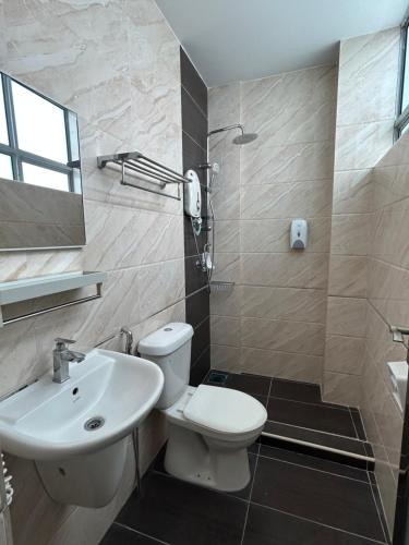 La salle de bains est pourvue de toilettes blanches et d'un lavabo. dans l'établissement Pets and Family Guesthouse Kota Laksamana, Melaka, à Malacca