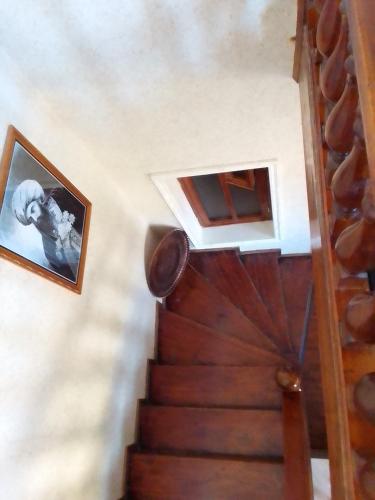 ein Flur mit einer Treppe mit zwei Fenstern und einem Bild in der Unterkunft Sohibqiron HOSTEL in Buxoro
