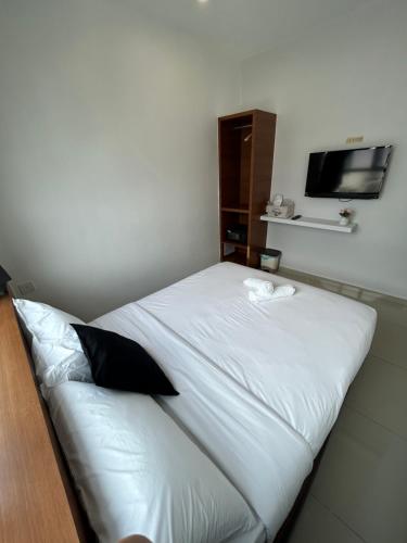 Кровать или кровати в номере Tt Pets and Family Guesthouse Kota Laksamana, Melaka