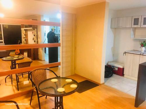 um quarto com uma mesa e cadeiras numa cozinha em 1 AÑO DE ALQUILER en Departamento Comas Condominio Club Magnolias - No por días de momento em Lima