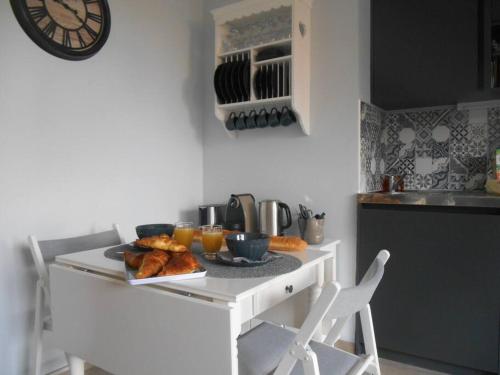 - une cuisine avec une table et une plaque de cuisson dans l'établissement T2 - Résidence Plein Sud, à Cabourg